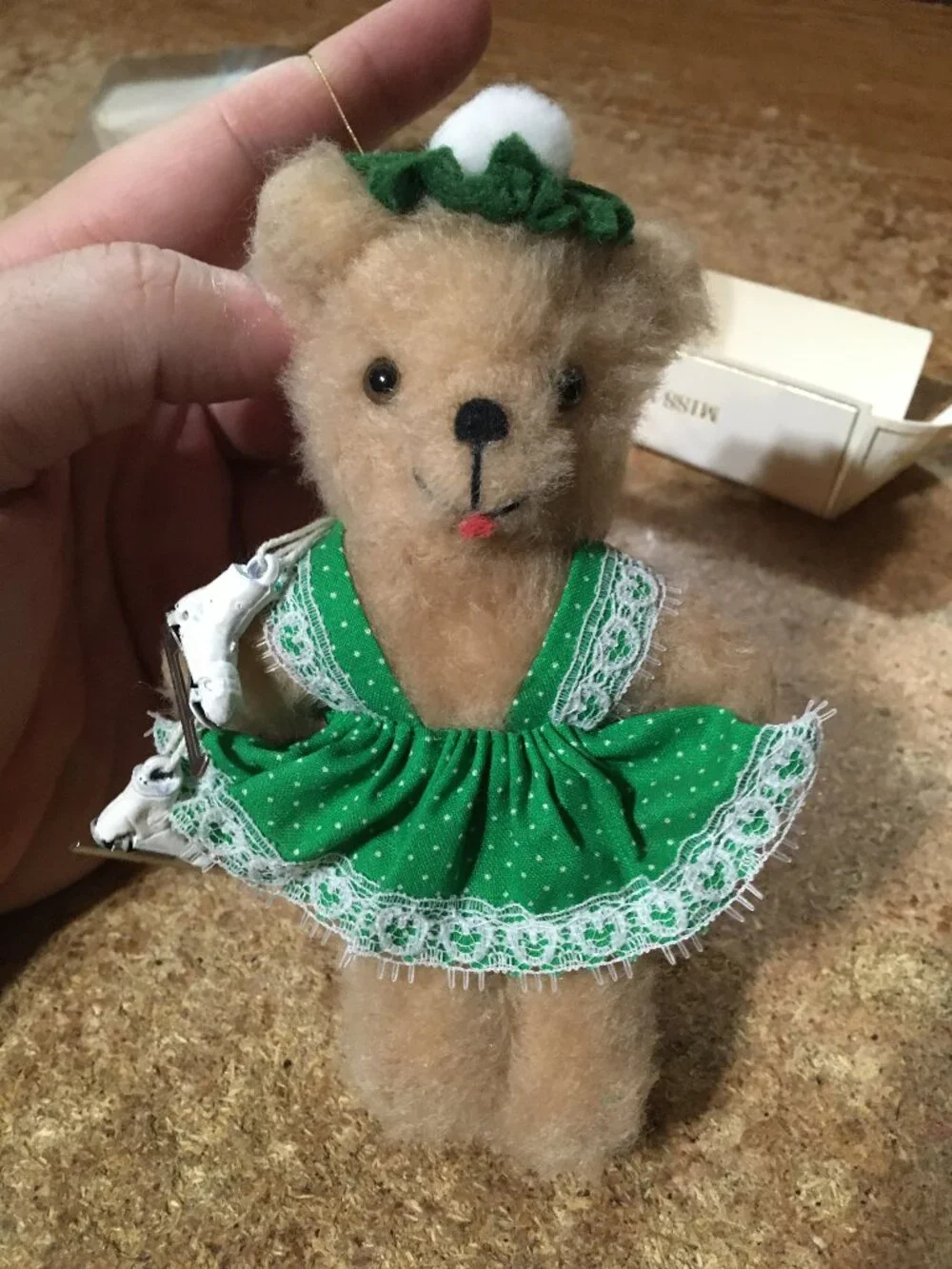 CUDDLES INC TEDDYGRAM TEDDY BEAR ICE SKATER GREEN DRESS AND HAT PLUSH 5.5